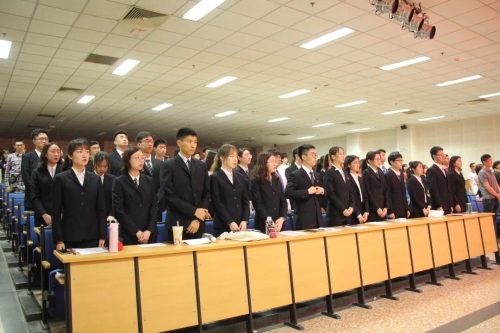 全体起立，奏唱国歌