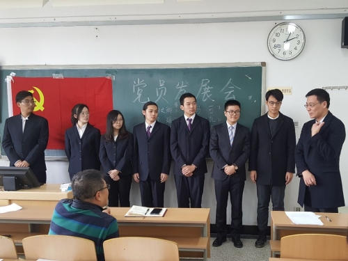 预备党员聆听陶董事长讲话